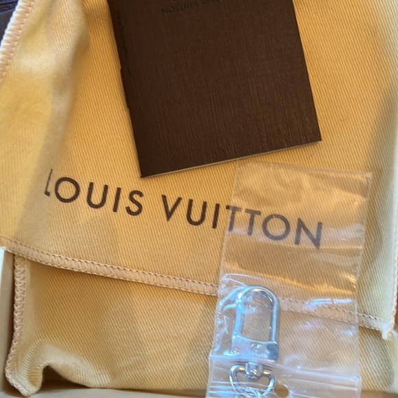 Louis Vuitton heart shaped coin purse - Picture 3 of 9